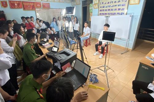 Trắng đêm làm căn cước công dân cho học sinh