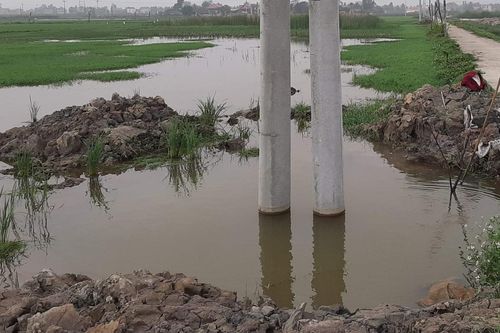Công an vào cuộc điều tra vụ hai anh em đuối nước dưới hố chôn cột điện