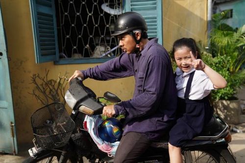 Diễn viên nhí Ngân Chi òa khóc vì không được xem phim 'Bố già' mình đóng