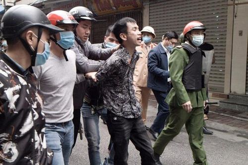 Nam thanh niên 'ngáo đá' cầm kiếm chém loạn, người dân kinh hoàng tháo chạy