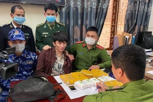 Bắt đối tượng vận chuyển 30.000 viên hồng phiến