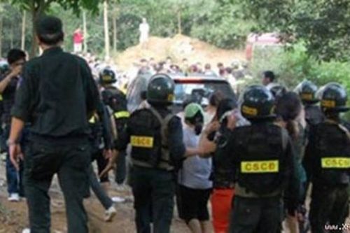 Trinh sát hóa trang thành đại gia, đi siêu xe để đột kích trường gà