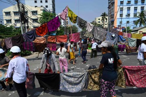 Phụ nữ Myanmar treo váy đầy phố để phản đối quân đội