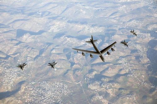 Tiêm kích Israel hộ tống 'pháo đài bay' B-52 của Mỹ qua Trung Đông