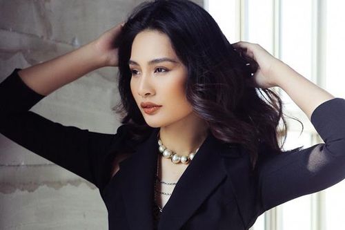 Hoa hậu Hương Giang kiêu kỳ với gam đen quyền lực