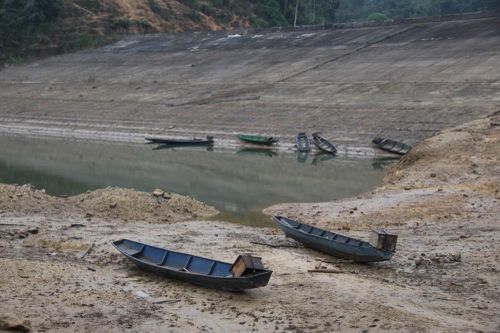 Cận cảnh lòng hồ thủy điện Hủa Na cạn nước kỷ lục