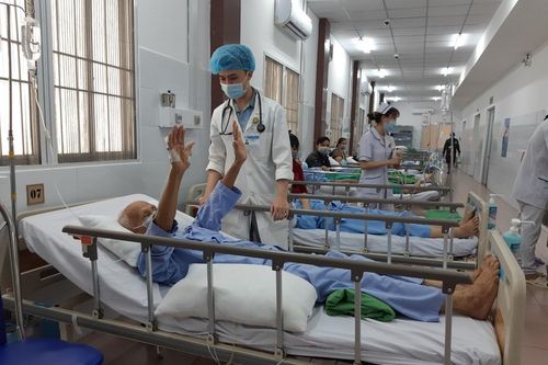 Cứu sống bệnh nhân 84 tuổi đột quỵ nặng kèm nhiều bệnh lý
