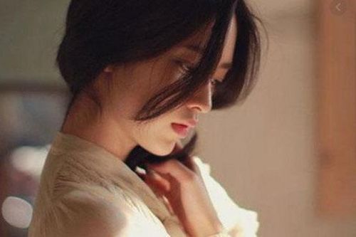 Chồng tôi treo ảnh cưới với vợ cũ trong phòng ngủ