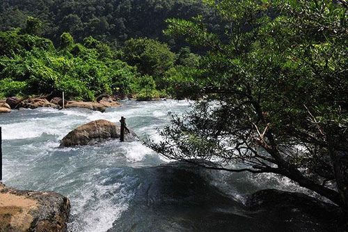Khám phá vẻ đẹp hoang sơ của suối Nước Moọc
