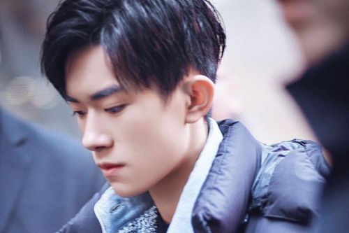 Dịch Dương Thiên Tỉ trở nên sống khép kín và không thích nói chuyện với mọi người