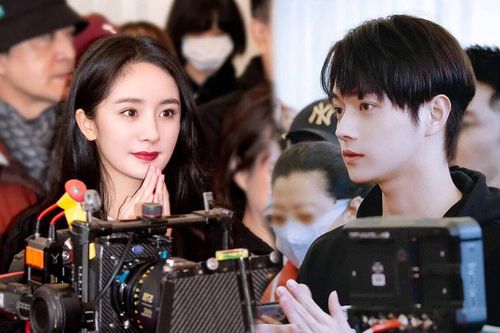 Không sợ Ngụy Đại Huân ghen, Dương Mịch nhìn chằm chằm 'tình trẻ' Hứa Khải trên phim trường