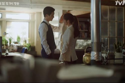 'Vincenzo' tập 5: Phải chăng Song Jong Ki đã yêu ngay từ cái búng trán