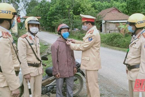 CSGT huyện Như Xuân tặng mũ bảo hiểm cho người tham gia giao thông