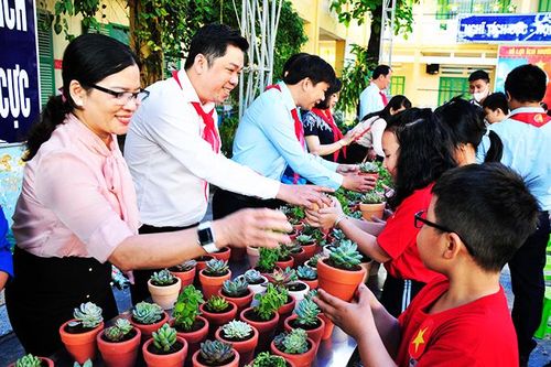 Nhân rộng chương trình 'Đổi rác lấy cây xanh'