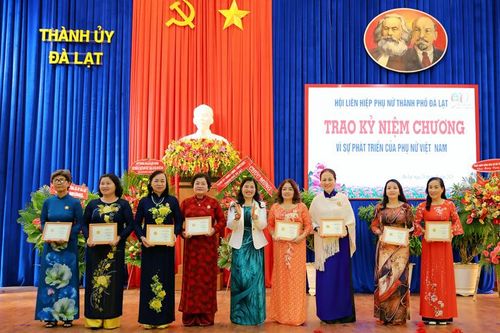 Phong trào thi đua ''Phụ nữ tích cực học tập, lao động sáng tạo, xây dựng gia đình hạnh phúc''