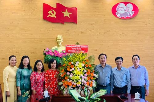 Huyện ủy Đạ Tẻh gặp mặt, chúc mừng nhân ngày Quốc tế Phụ nữ