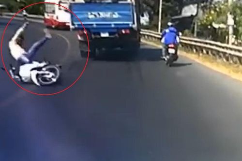 Ôm cua tốc độ 'bàn thờ', nam thanh niên 'chém' sườn xe tải văng xuống đường