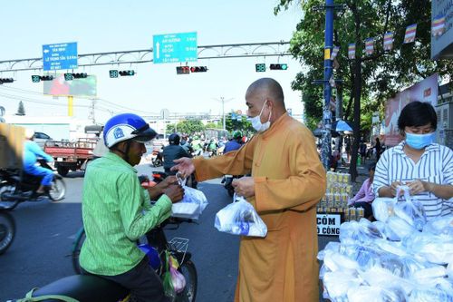 TP.HCM: Chùa Phổ Minh tặng 450 suất cơm chay từ thiện