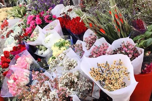 Hoa tươi tăng giá mạnh nhưng vẫn cháy hàng dịp 8/3