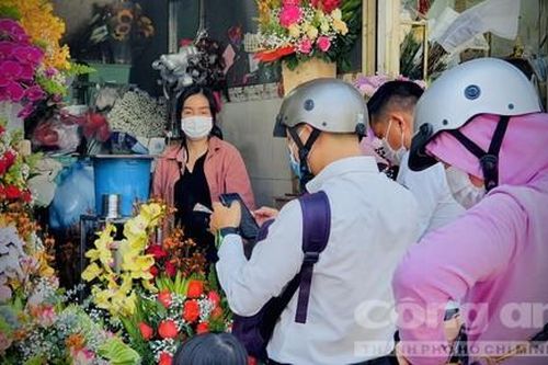 Ngày 8-3 mùa COVID-19: Hoa lan vẫn 'cháy' hàng