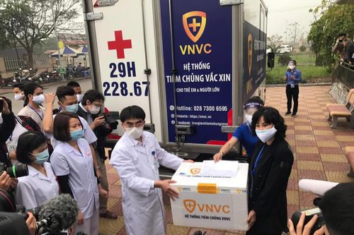 Vaccine COVID-19 về tới Bệnh viện Bệnh Nhiệt đới Trung ương, chuẩn bị tiêm