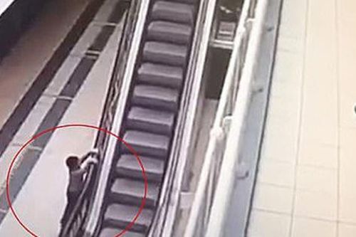 Bé 4 tuổi nguy kịch vì đu lên thang cuốn
