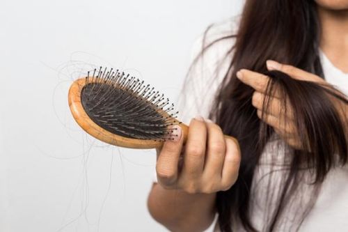 Cách ngăn ngừa rụng tóc sau sinh