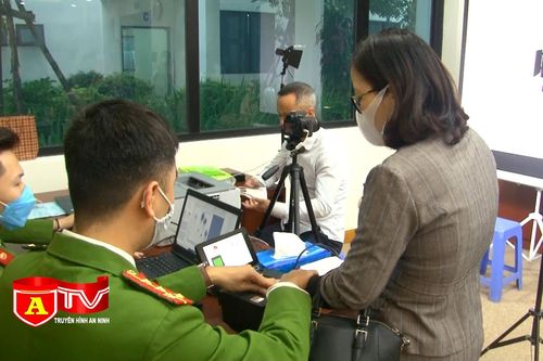 Gần 1.000 công dân được làm thủ tục cấp CCCD lưu động tại quận Đống Đa