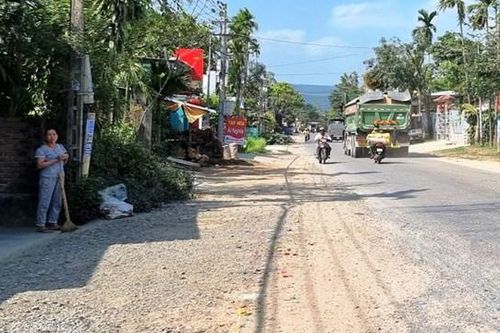 Quảng Nam: Xe quá tải lộng hành trên đường dân sinh