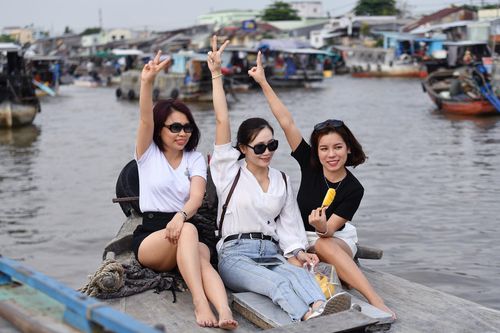 Dịch bệnh được kiểm soát, du khách ồ ạt đặt tour du lịch