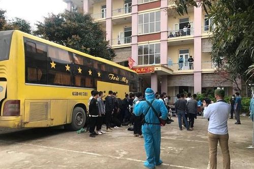 Nghệ An: Cách ly y tế 53 người nước ngoài đi trên xe khách