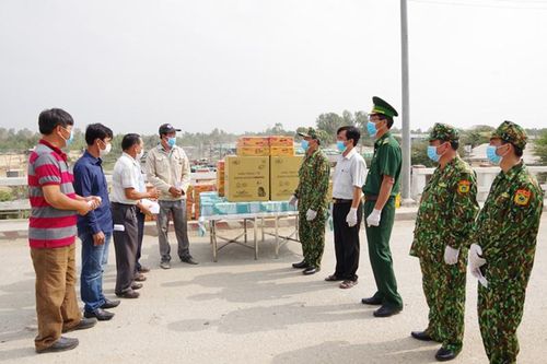 Tặng quà Hội Khmer - Việt Nam tỉnh Prâyveng, Campuchia