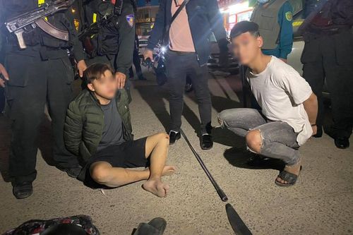Đà Nẵng: Bị truy đuổi, 2 đối tượng phóng dao vào cảnh sát