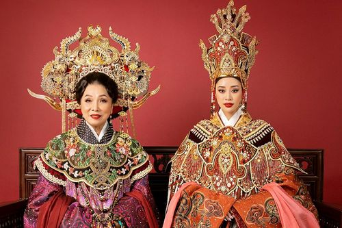 Hoa hậu Khánh Vân kết hợp cùng NSND Bạch Tuyết trong bộ ảnh hóa thân Thái hậu Dương Vân Nga