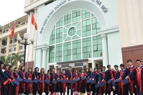 Sinh viên Trường ĐH Kinh doanh và Công nghệ Hà Nội học tập trung vào ngày 15/3