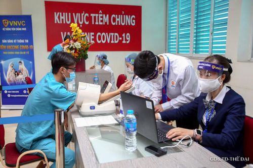 Nhân viên y tế BV Thanh Nhàn: 'Rất tin tưởng vào độ an toàn của vắc xin Covid-19'