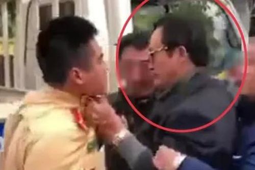 Kỷ luật Chi cục trưởng say rượu, túm cổ áo lăng mạ CSGT