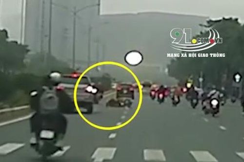 Ô tô phóng nhanh, lạng lách trên đường, đâm trúng 2 mẹ con rồi bỏ chạy