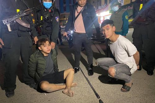 Công an nổ nhiều phát súng truy đuổi, 2 thanh niên dùng dao chống trả