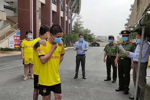 Một người Trung Quốc cưa cửa bệnh viện trốn cách ly