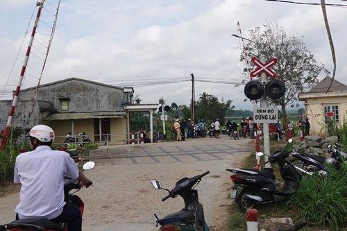 Vụ tàu hỏa hất văng ô tô: Nhân viên gác chắn hoảng loạn nghỉ điều trị tâm lý
