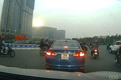 Lái xe nghi say rượu, điều khiển ô tô lạng lách, gây tai nạn rồi bỏ chạy