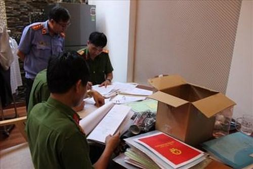 Khám xét, bắt hai vợ chồng cầm đầu đường dây tiêu thụ xăng lậu