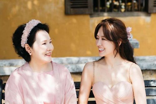 Hari Won đáp trả gay gắt khi mẹ ruột bị chỉ trích là 'không có tâm'