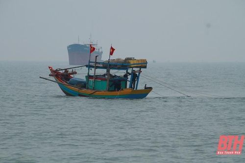 Tích cực tìm kiếm ngư dân gặp nạn trên biển