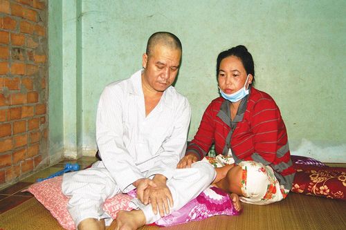 Người đàn ông bị xuất huyết não cần được giúp đỡ