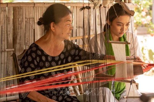 Người đưa thổ cẩm truyền thống vươn ra thế giới