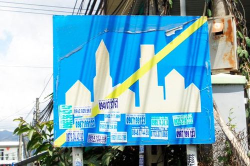 Biển báo bị dán rao vặt
