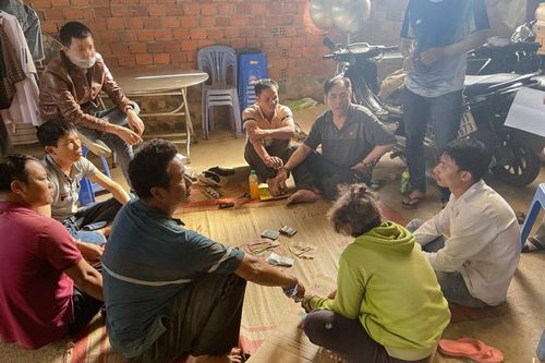 Bắt quả tang 6 nam, 2 nữ đánh bạc tại nhà