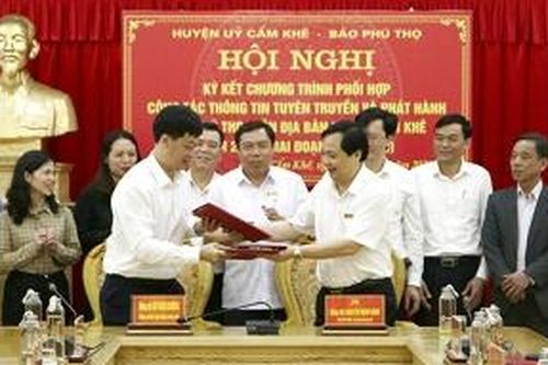 Ký kết phối hợp tuyên truyền giữa Báo Phú Thọ với Huyện ủy Cẩm Khê